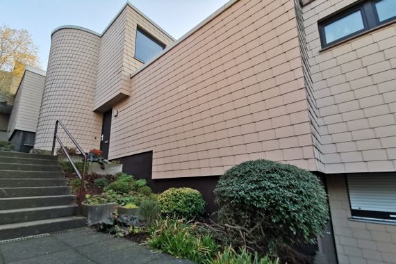 s-h-i.de: „Gartenhof-Terrassenhaus mit Fernblick und Garage"