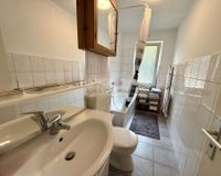 Badezimmer mit Fenster & Badewanne