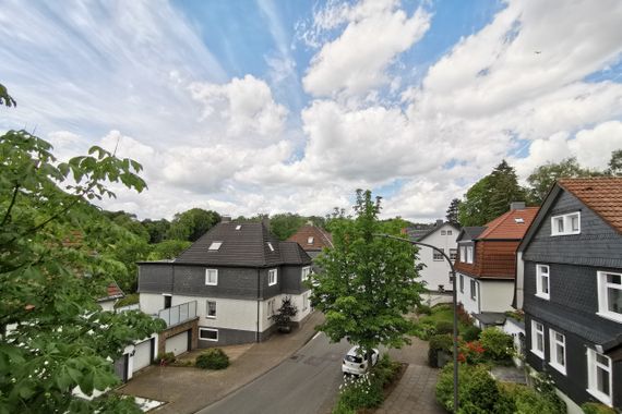www.s-h-i.de: "Sonnige Dachgeschosswohnung mit großem Wohnraum, Balkonen und Garage für 215.000,-€